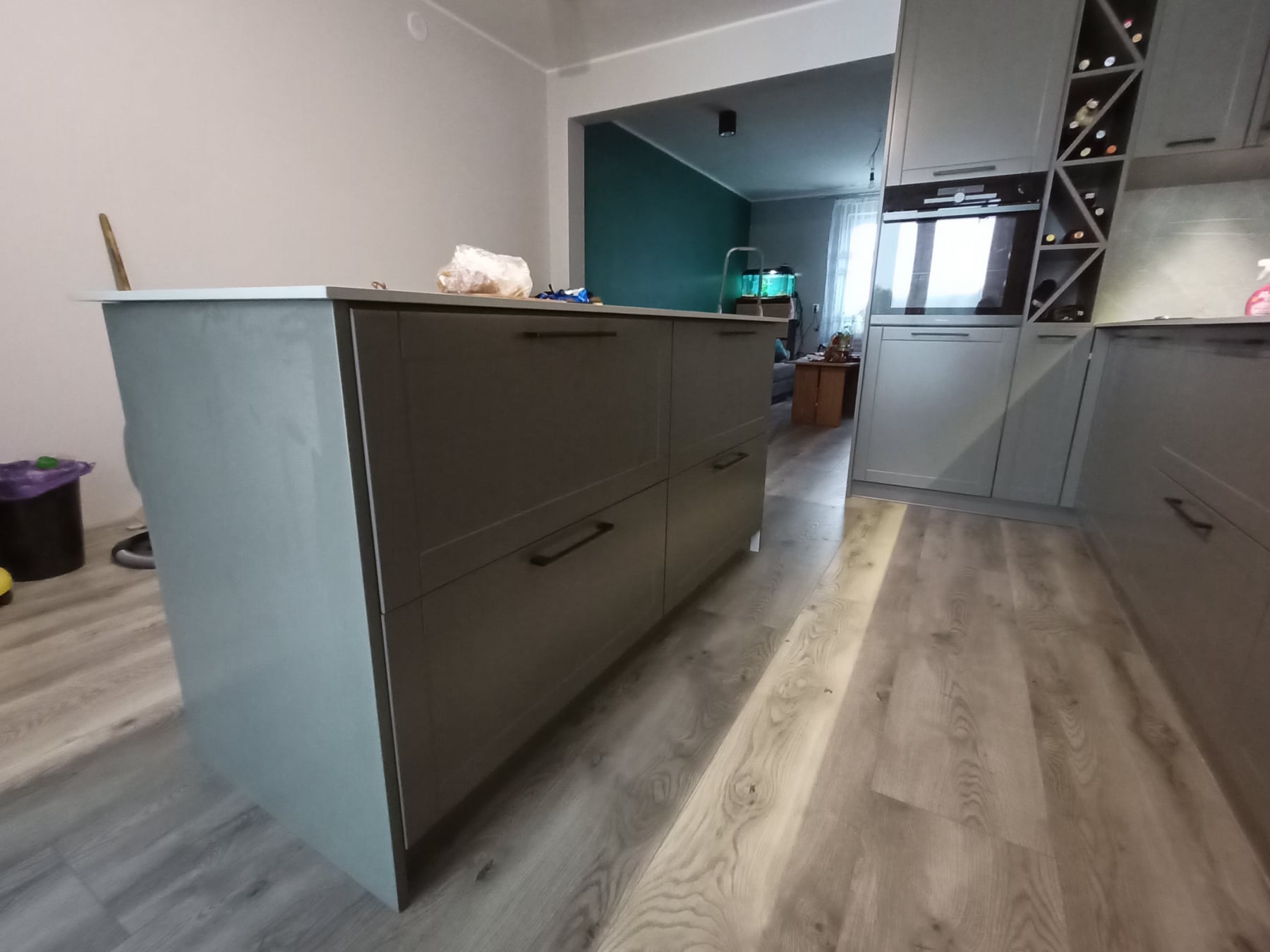 Nowoczesna kuchnia na wymiar z wyspą, ciemny lakier, półka na wina, blat kompaktowy hpl, Obarski Meble