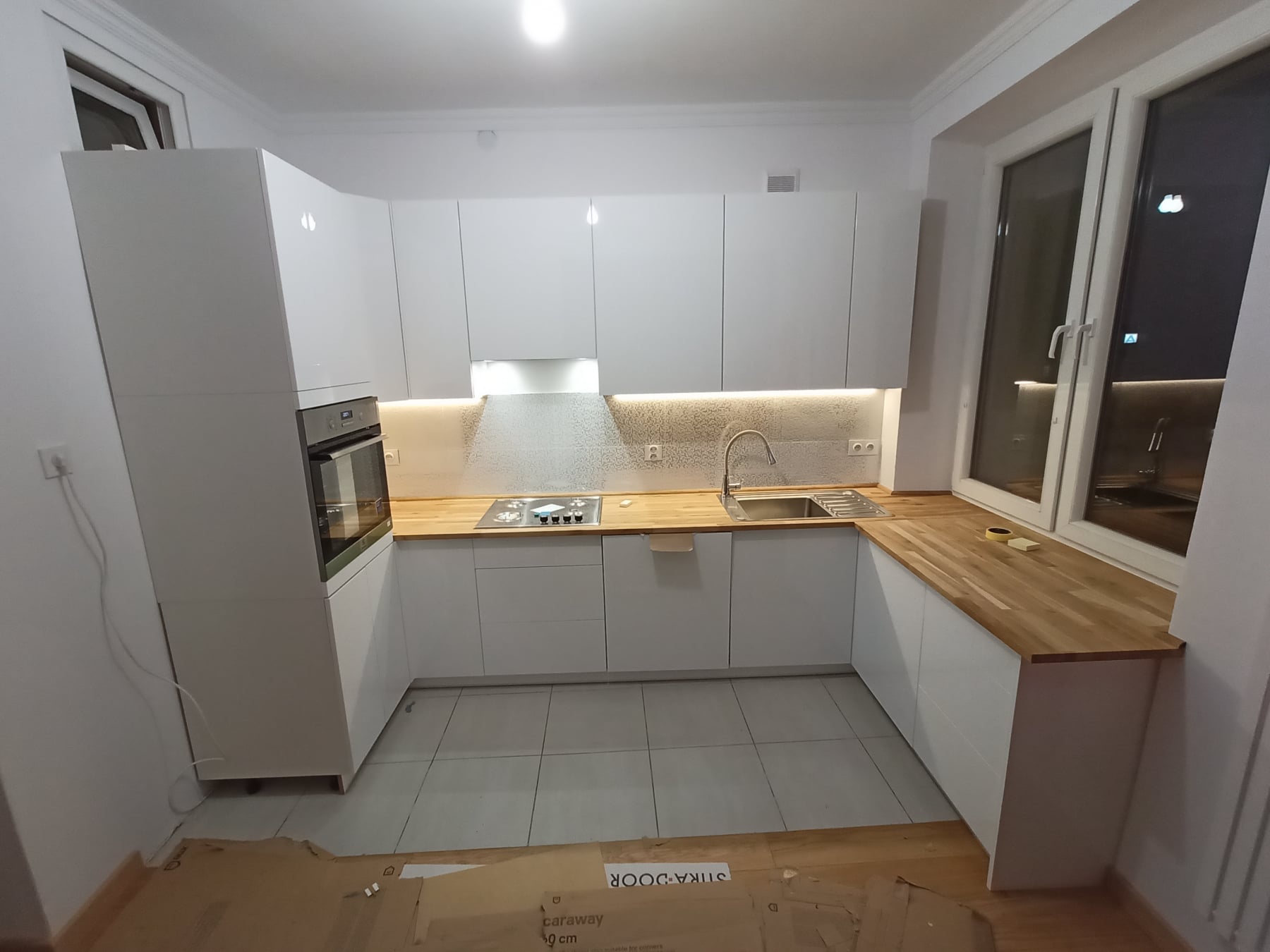 Biała kuchnia na wymiar z drewnianym blatem, Obarski Meble