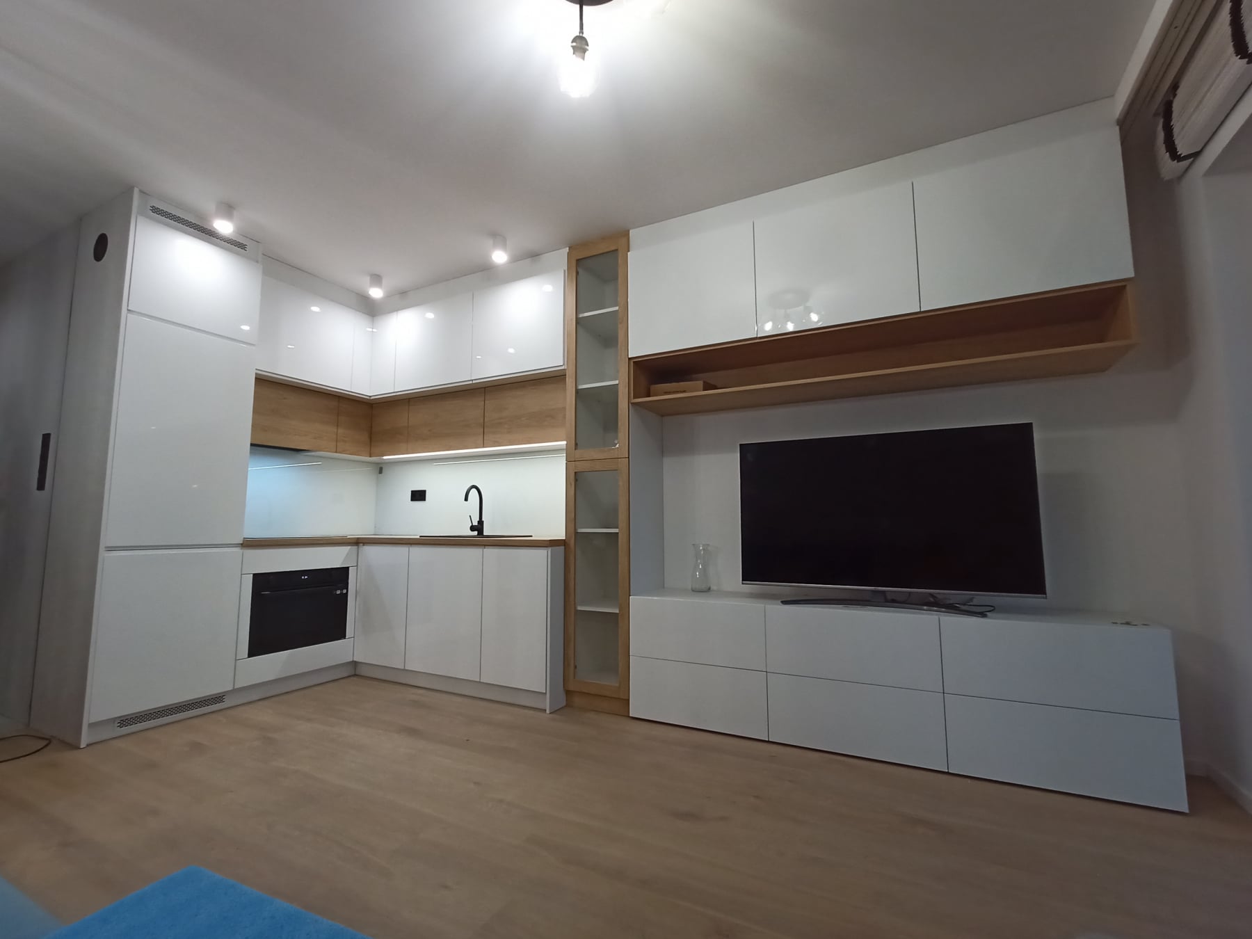 Nowoczesna kuchnia na wymiar z zabudową ścianki tv, lakier i drewno, Obarski Meble