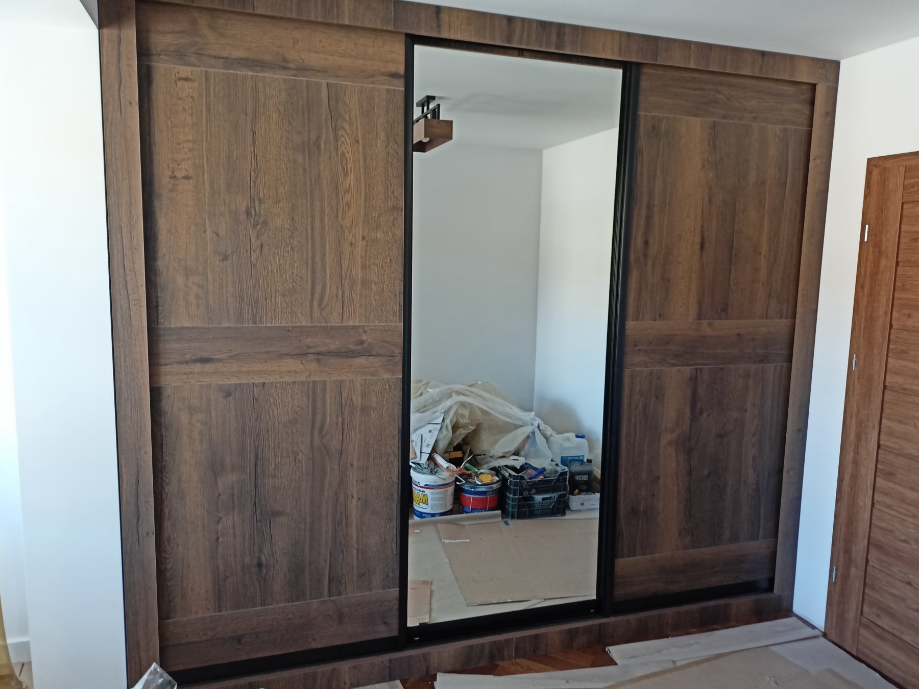 Szafa na wymiar, ciemne drewno, lustro, Obarski Meble