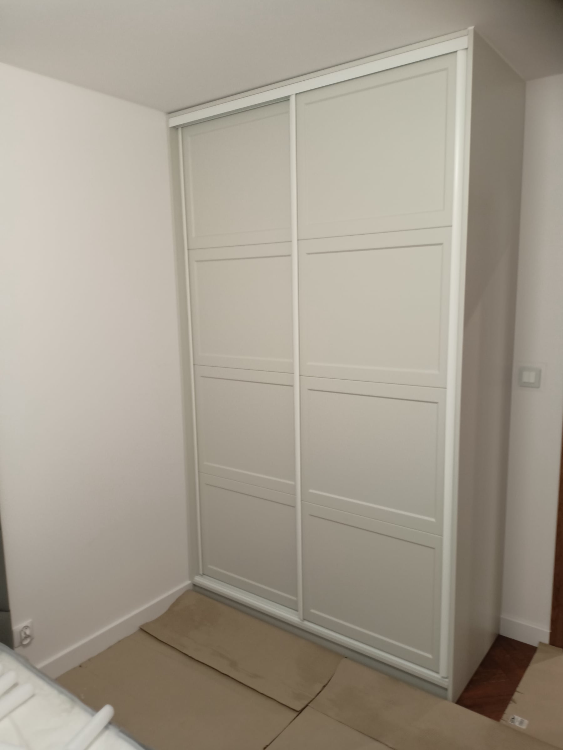 Szafa na wymiar, jasny lakier, frez, Obarski Meble